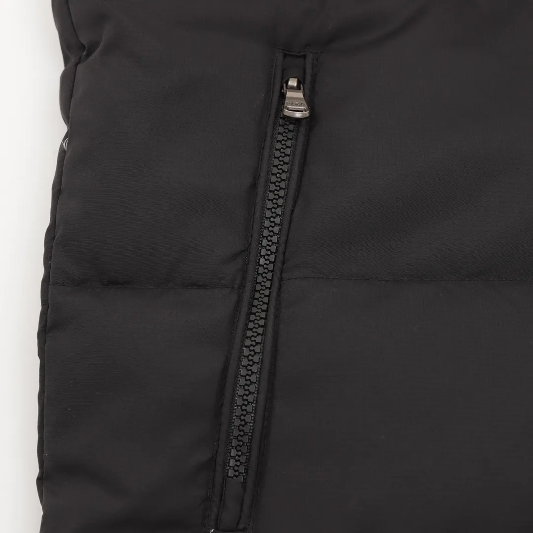 P660 RALPH LAUREN/Ralph Lauren 24FW R51 pony logo embroidered down vest-paint black/matte black/matte navy. Full of high-end look and feel, simple but not minimalist. Both the fabric material and the overall outline have both fashionable styling and good cold protection effect, and bring comfortable wearing experience and feeling. It can concave shape and keep warm, three-dimensional and full, highly practical, filled with white duck down inside, same style for men and women, three standards of customized accessories SIZE：M-XXL